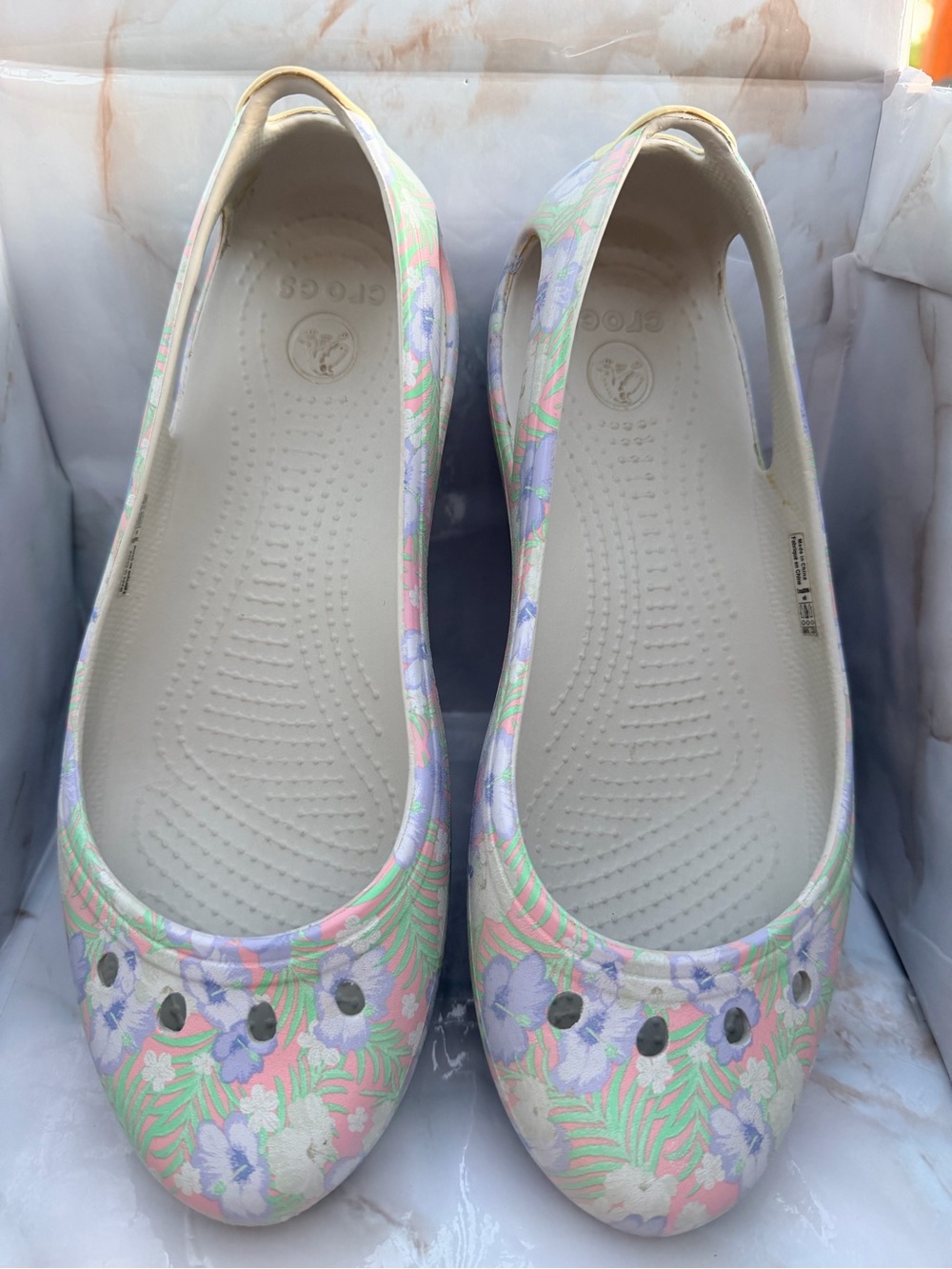 Crocs Kadee flat Graphic Gray Light Pink /Floral Relaxed Fit Women's Size 8
